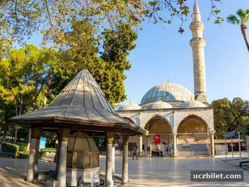 Murat Paşa Camii  avludan görünümü