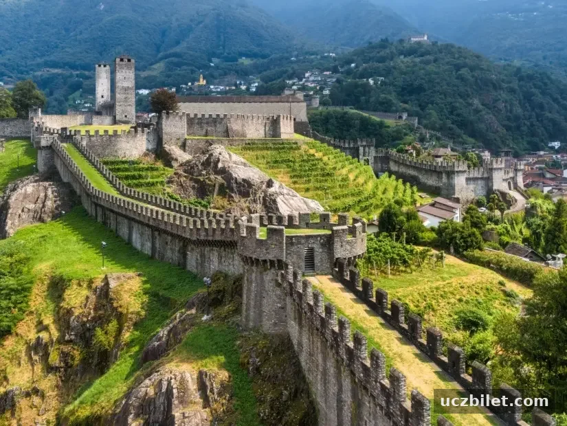 Ortaçağ Castelgrande kalesinin rampaları, Bellinzona şehri, Ticino kantonu, İsviçre