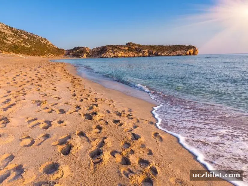 Patara Plajı güneş batımında kum ve temiz deniz manzarası