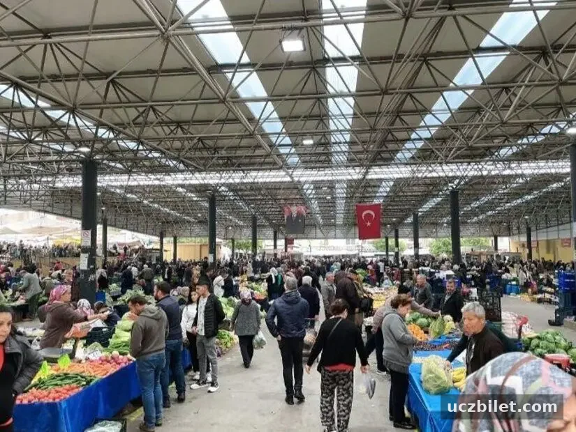 pazarda alışveriş yapan insanlar