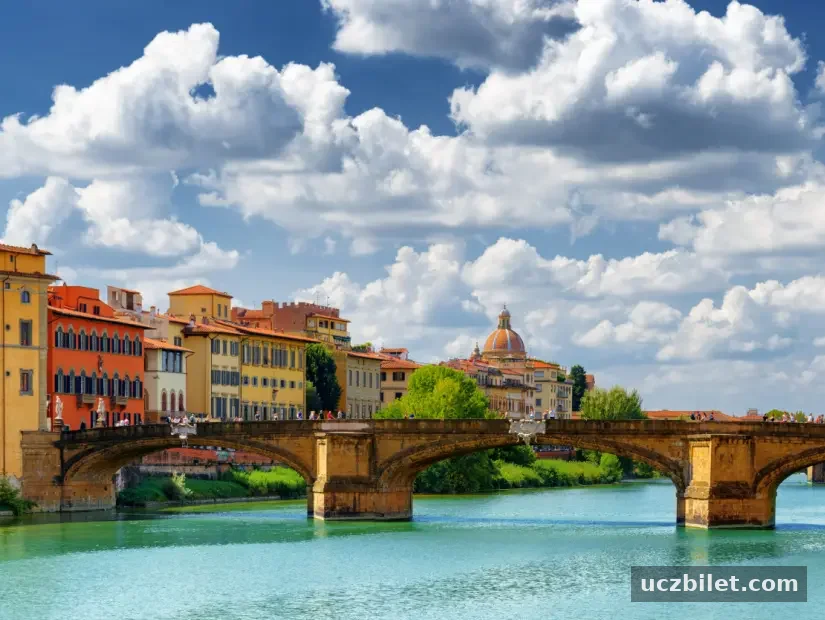 Ponte Santa Trinita arno nehri üzerinde köprü görünümü