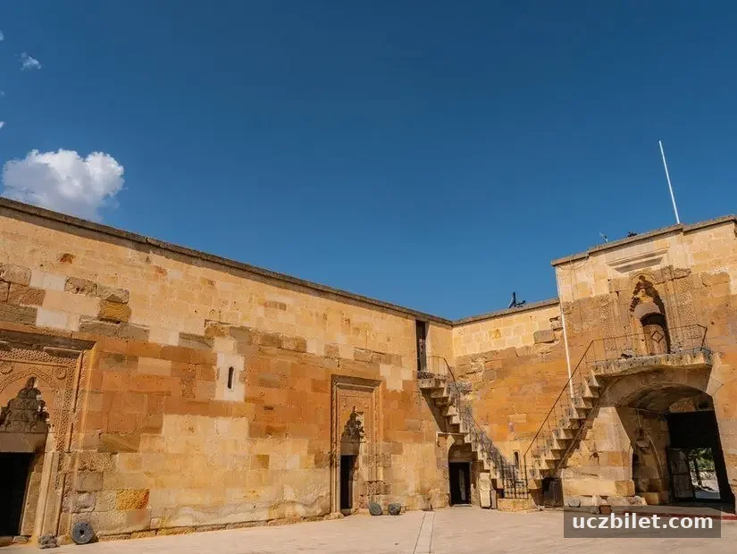 Nevşehir Saruhan Kervansarayı Yazın Mavi Gökyüzü Gününde Avlunun Nefes Kesen Görünümü