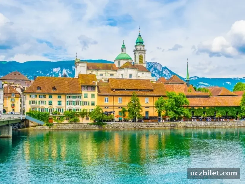 Solothurn'dan geçen Aare Nehri kıyısına İsviçre'deki Aziz Ursus Katedrali görünümü