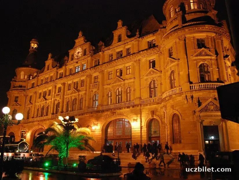 tarihi Haydarpaşa Garı akşam ışıklandırmalı görünümü
