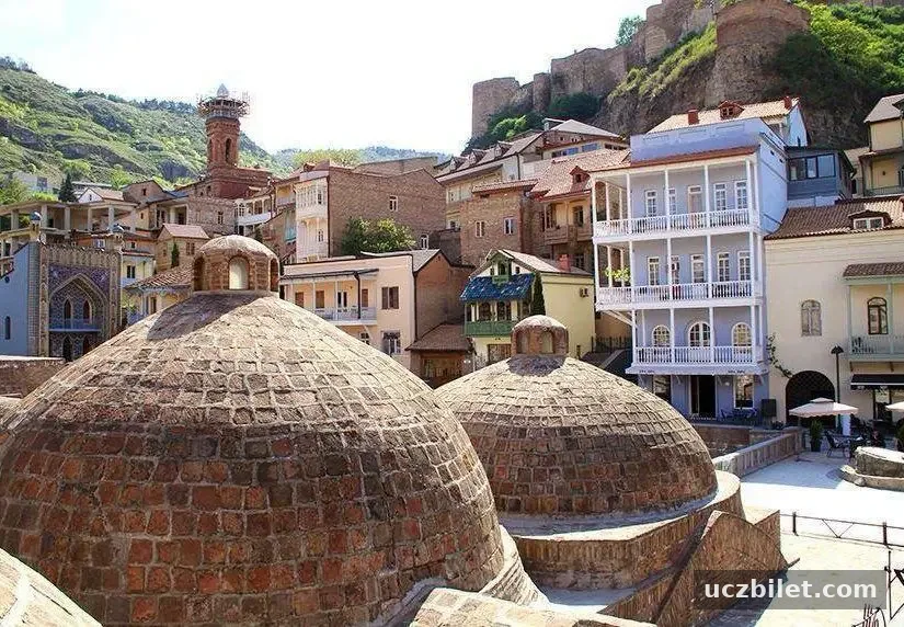 Tiflis şehrinin sülfür hamamlarıyla tanınan antik bölgesi görünümü