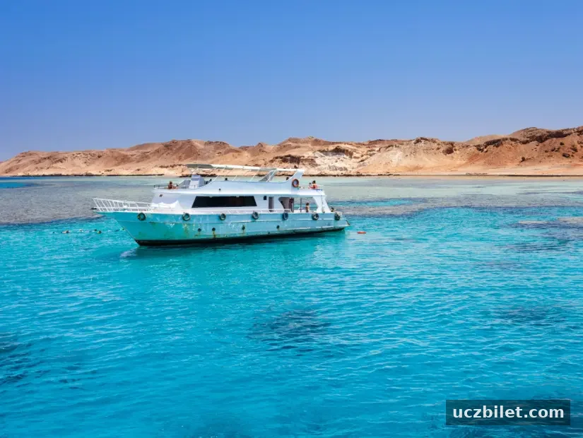 Tiran adasının yanında Kızıldeniz'de turistlerin olduğu turist gemisi.