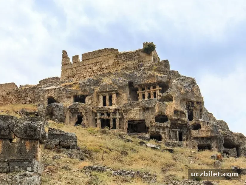 Tlos kalıntıları ve mezarlarının görüntüsü.