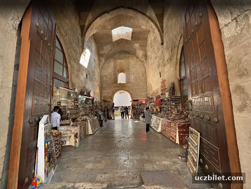 Tozlu Raflar Saat ve Antika mekanın iç görünümü