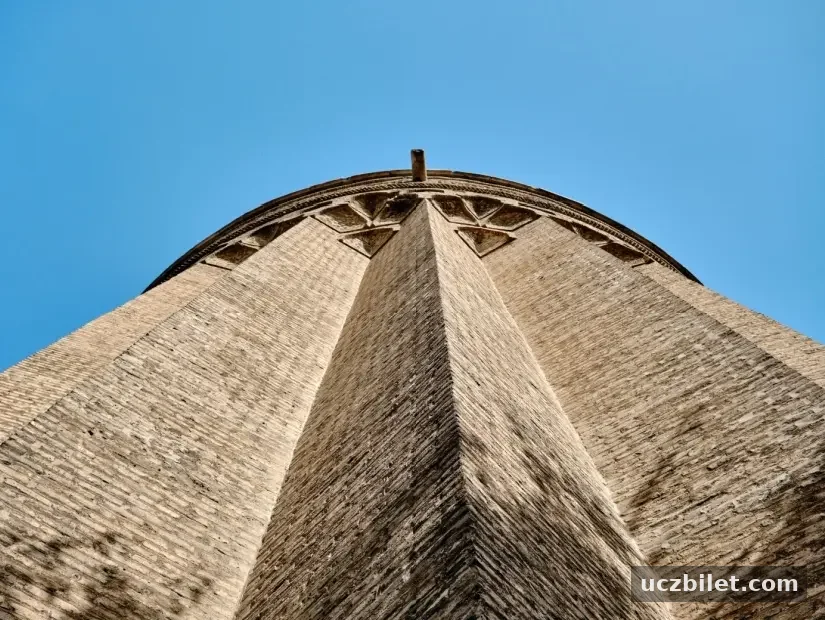 Tuğrul Kulesi (Borj-e Toghrol) yakın görünümü
