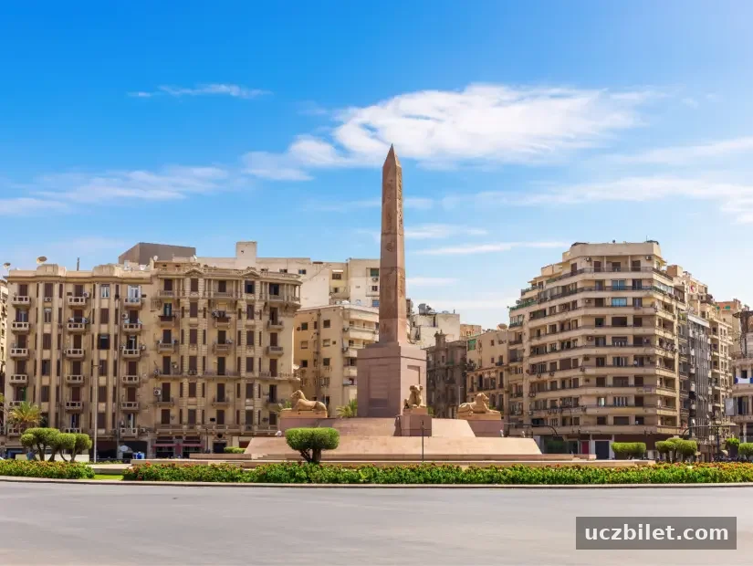 Ünlü Ramses II dikilitaşı ve Tahrir Meydanı manzarası, Kahire, Mısır