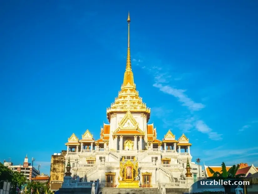Wat Traimit'in cephesi görünümü