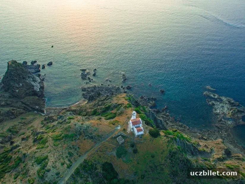 Yeşil orman ve mavi deniz arasında balıkçı teknesi ve hava fotoğrafı deniz feneri - Arsuz - Hatay